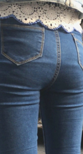 公交站包臀小蓝牛