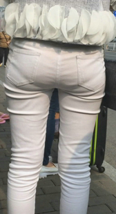 性感圆臀白裤紧内痕