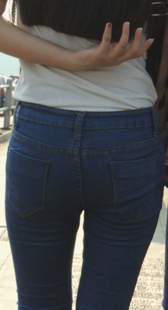 长时间跟拍蓝紧牛仔小妹