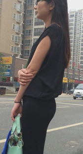 高挑翘臀长裙小少妇