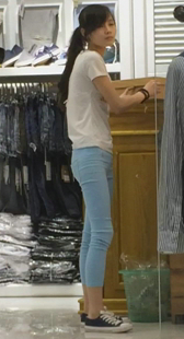 服装店蓝紧打底小妹