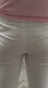 公交站极品白裤清晰内痕