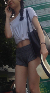 等公交车的热裤露肩T恤美女