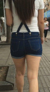 街拍大屁股牛仔热裤小少妇