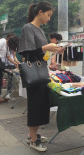 分叉短裙美少妇