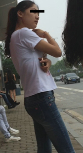 公交站包臀蓝牛小妹