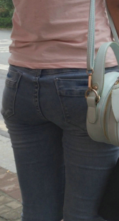 公交站大屁股紧身牛仔