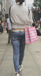 街拍牛仔小妹还露腰