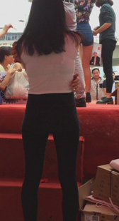 紧身宽臀打底裤美女