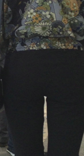 公交站大屁股黑裤