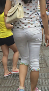 街拍七分白裤紧内痕