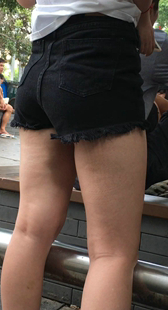 黑牛仔短裤翘臀少女