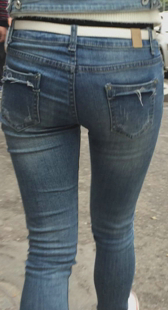 街拍圆臀紧牛真会扭