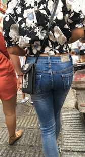 街拍紧身牛仔裤翘臀美眉