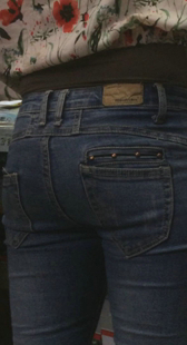 翘臀紧身牛仔小少妇