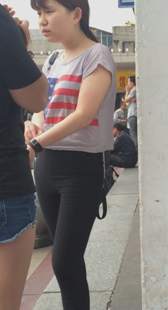 打底紧臀小少妇