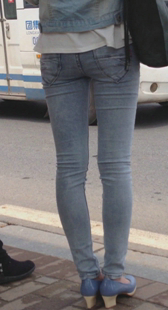 高挑紧牛等公交