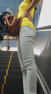 长腿紧身白裤小妹