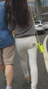 高跟白裤紧身长腿小少妇