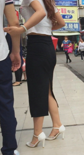 细腰宽臀黑紧裙