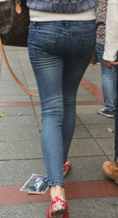 紧身圆臀蓝牛美女