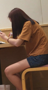 休闲吧热裤小美女