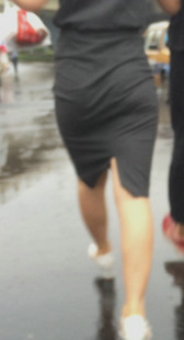 街拍黑裙小内痕