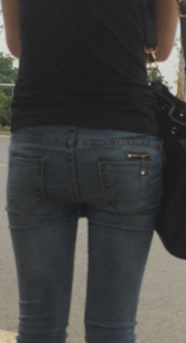 公交站灰紧牛仔小妹