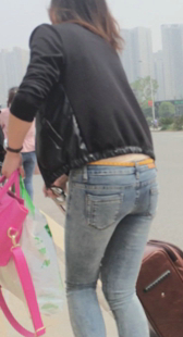 公交站极品翘臀紧牛身材好