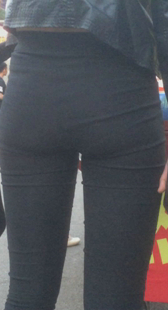 大屁股紧身打底黑裤小妹