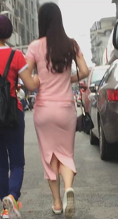 性感粉裙臀形明显