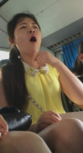 公站车上热裤小少妇