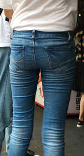 紧身蓝牛深沟少妇视频