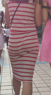 街拍条纹包臀小妹
