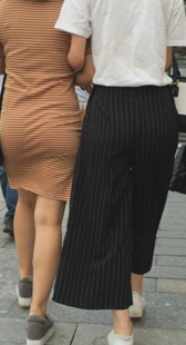 西裤短裙两美女第一季