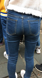 街拍牛仔裤美臀年轻美眉