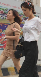 西裤短裙两美女第二季