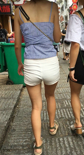 街拍白短裤少妇身材变形