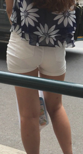 公交站成熟白裤