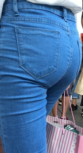 紧身蓝牛性感翘臀少女