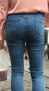 蓝色牛仔裤紧臀大长腿美女