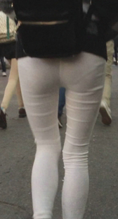 跟拍白裤紧内痕