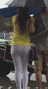 紧身白裤圆臀小妹