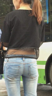 公交站深沟包臀紧牛少妇