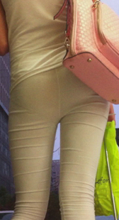 街拍白裤子紧臀小少妇第二季