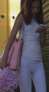 街拍白裤子紧臀小少妇第四季