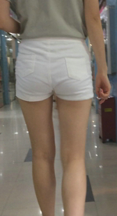 紧身白色热裤长腿小妹