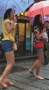 街拍两热裤美臀少女第一季