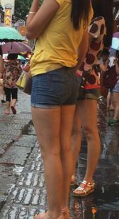 街拍两热裤美臀少女第二季