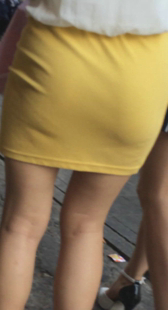 街拍黄裙小宽臀